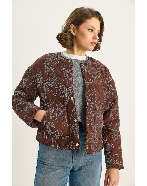 Giacca trapuntata ricamata con dettagli sulle tasche in marrone