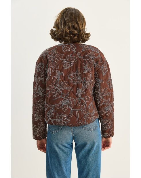 Giacca trapuntata ricamata con dettagli sulle tasche in marrone
