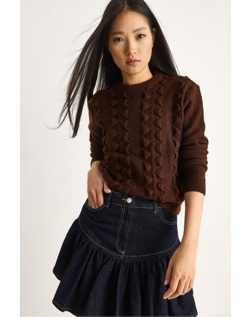 Pull en maille douce à volants col rond brun amer