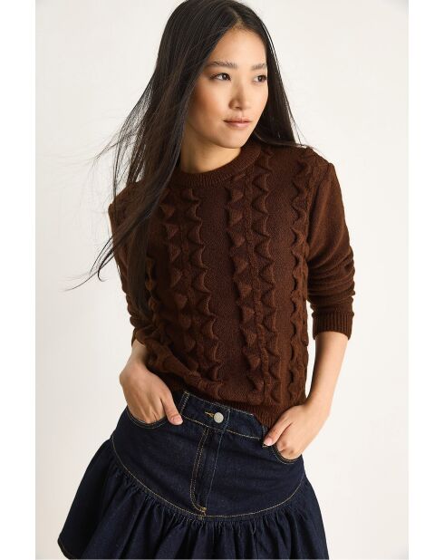 Pull en maille douce à volants col rond brun amer