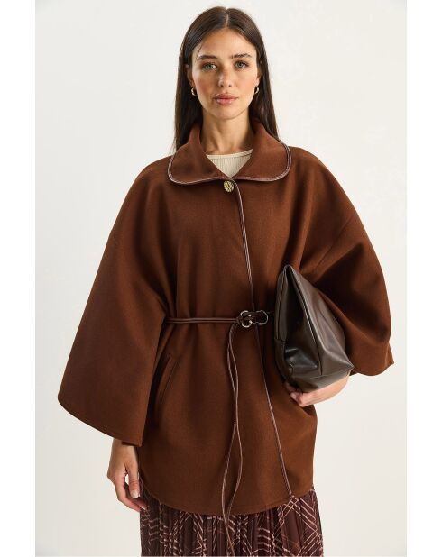 Cape à poches ceinturée en similicuir brune