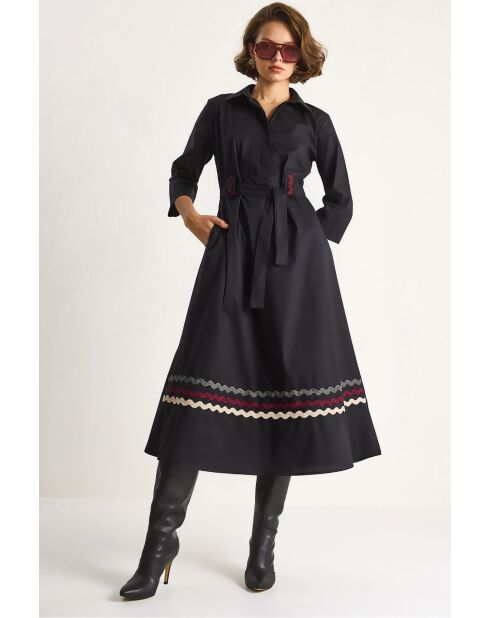 Robe ceinturée à col brodé noire