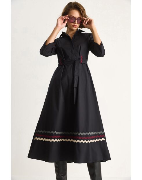 Robe ceinturée à col brodé noire