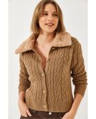 Gilet en maille avec col tressé et bordure en fourrure camel