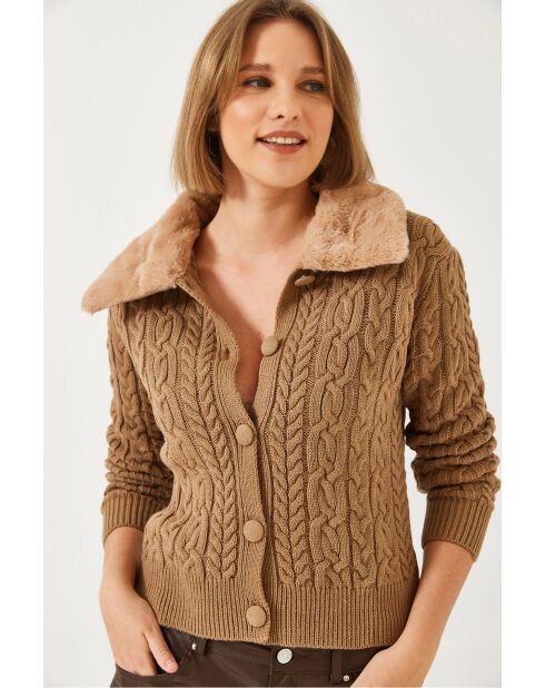 Gilet en maille avec col tressé et bordure en fourrure camel