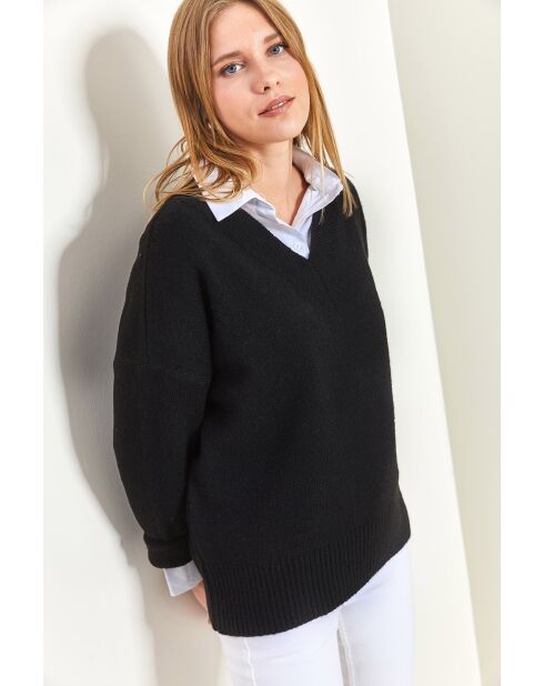 Maglione nero in maglia con scollo a V