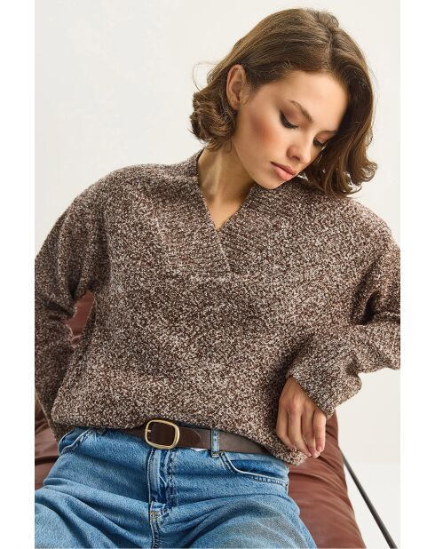 Pull en maille bouclée texturée à col V brun