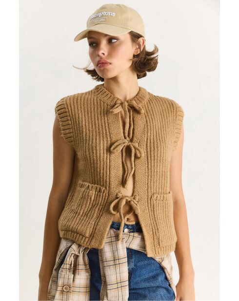 Chaleco sin mangas con lazo en la parte delantera y detalles de bolsillo en camel