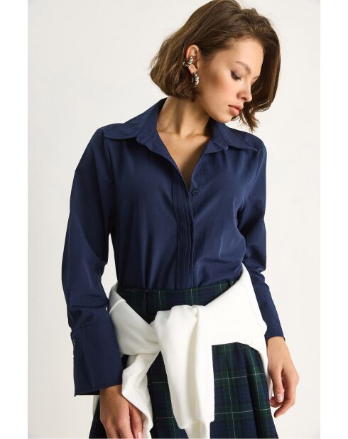 Klassiek geplooid overhemd met marineblauwe manchetdetails