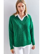 Grüner Strickpullover mit V-Ausschnitt