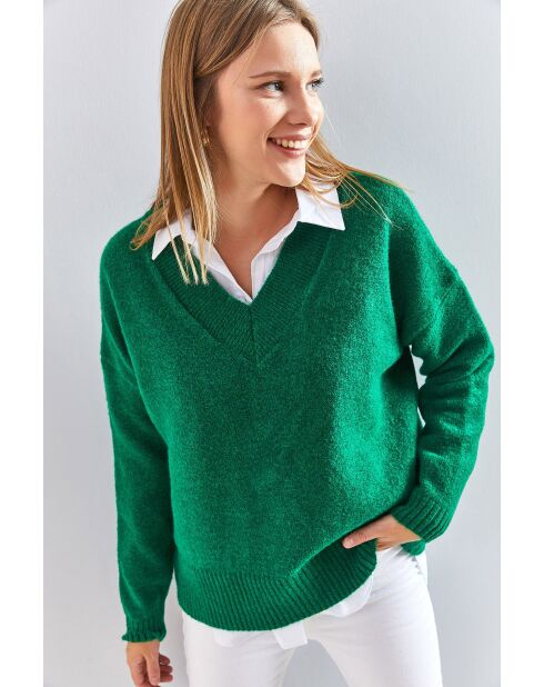 Grüner Strickpullover mit V-Ausschnitt