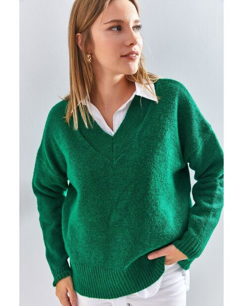 Grüner Strickpullover mit V-Ausschnitt