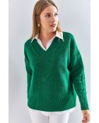 Grüner Strickpullover mit V-Ausschnitt