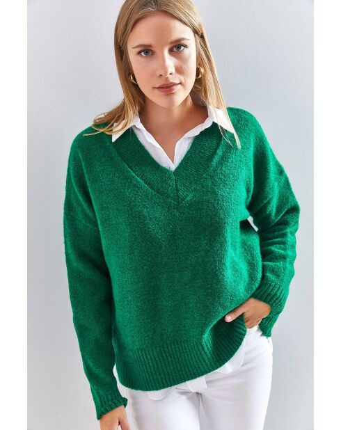 Grüner Strickpullover mit V-Ausschnitt