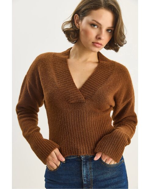 Pull en maille côtelée à col V camel