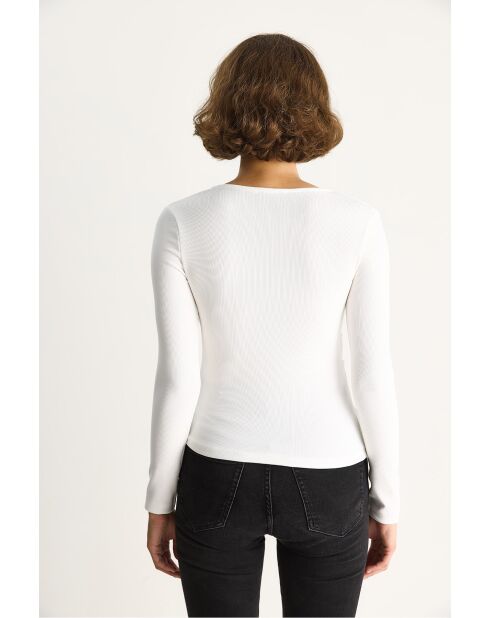 Top a manica lunga con collo a portafoglio con dettagli in oro bianco