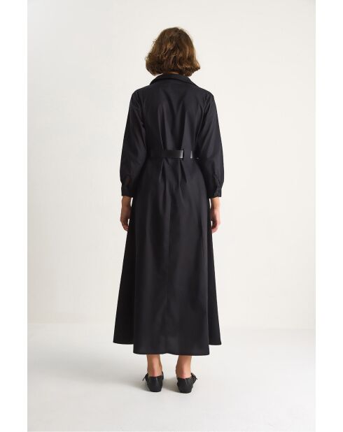Robe boutonnée avec poches et ceinture noire
