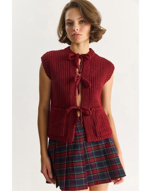 Chaleco borgoña sin mangas con lazo en la parte delantera
