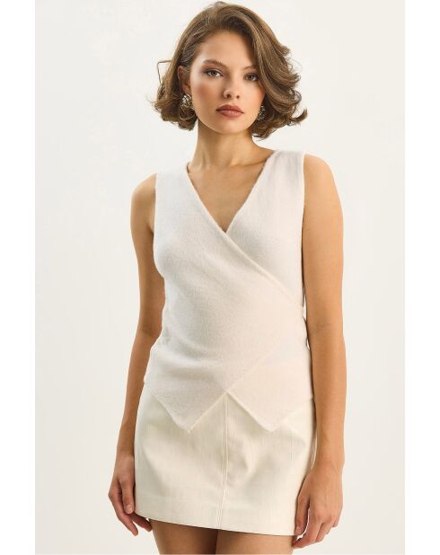 Chaleco sin mangas envolvente color crema