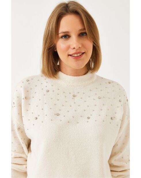 Pull en maille orné de pierres écru