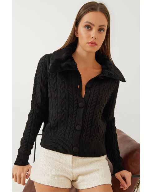 Chaleco de punto con cuello trenzado y ribete de pelo negro