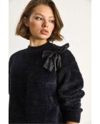 Maglione in morbida maglia con fiocco e dettagli in perle nere