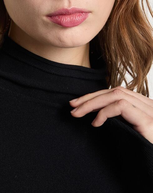 Top nero aderente in maglia