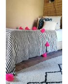 Plaid berbero con pompon rosa - 300x200 cm