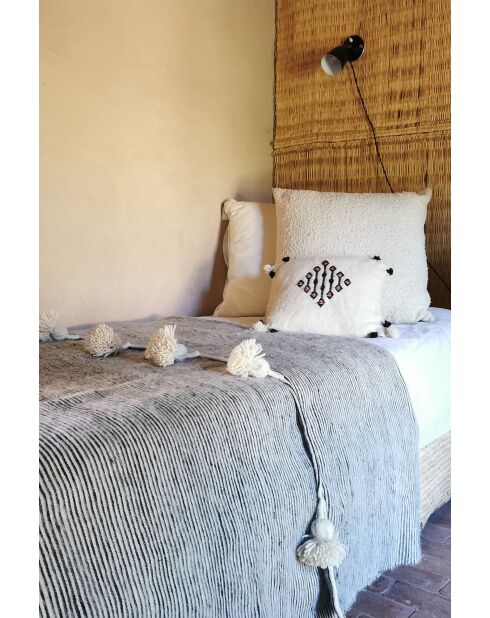 Berberplaid met zwart-witte pom-250x150cm