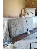 Berberplaid met zwart-witte pom-250x150cm