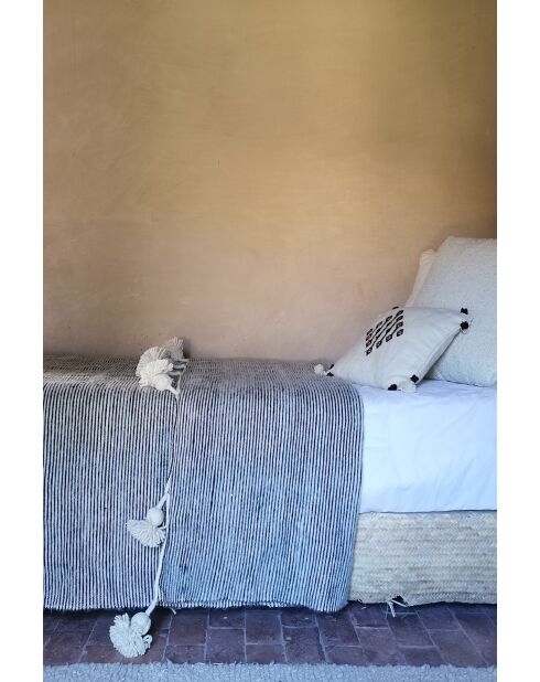 Berberplaid met zwart-witte pom-250x150cm