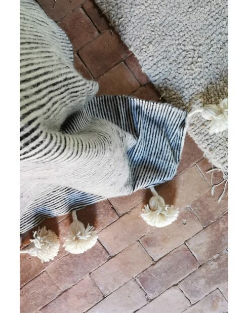 Berberplaid met zwart-witte pom-250x150cm