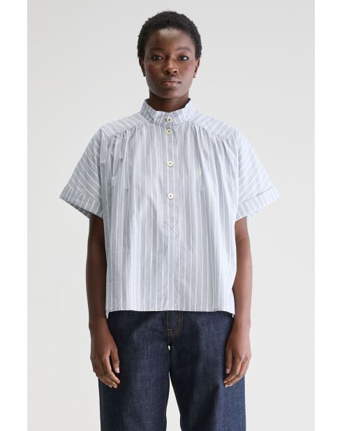 Blusa gris a rayas en forma de pera