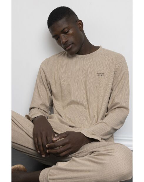 Un pijama acanalado ultrasuave de color camel