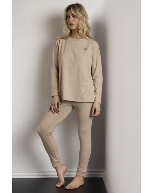 Un pijama acanalado ultrasuave de color camel