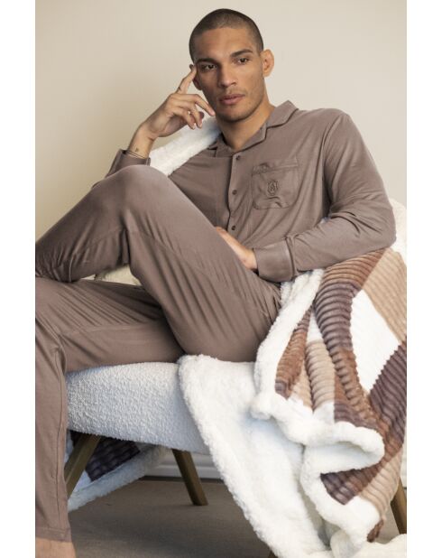 Un pijama suave de color moca