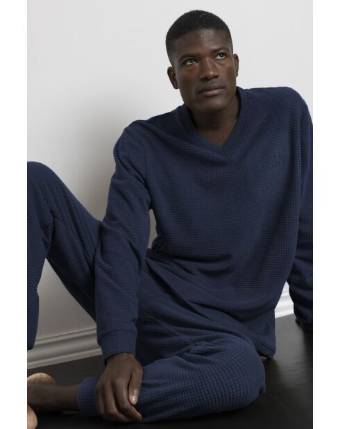 Blauwe pyjama met geruite textuur