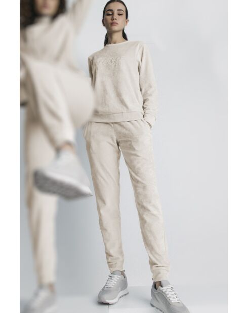 Weicher beiger Schlafanzug für zu Hause