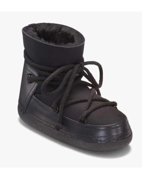 Met zwarte schapenvacht gevoerde sneeuwlaarzen
