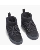 Met zwarte schapenvacht gevoerde sneeuwlaarzen