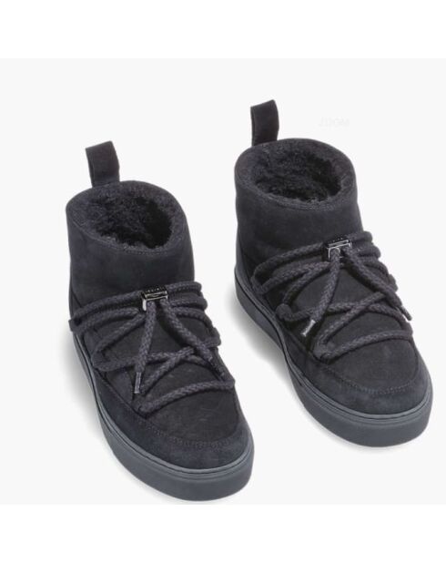 Met zwarte schapenvacht gevoerde sneeuwlaarzen