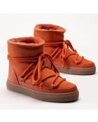 Orangefarbene Schneestiefel mit Lammfellfutter