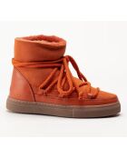 Orangefarbene Schneestiefel mit Lammfellfutter