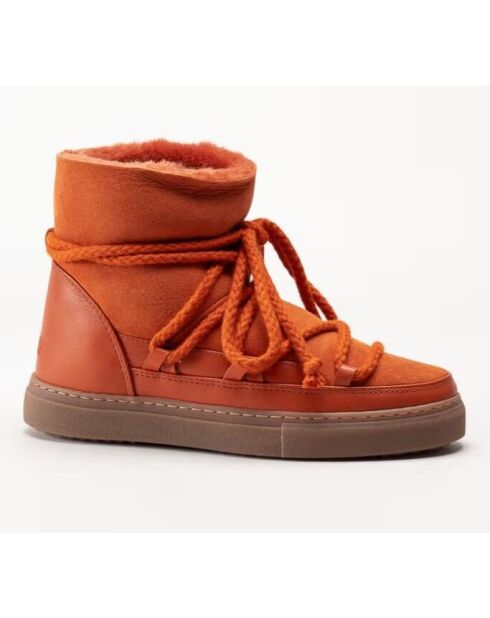 Orangefarbene Schneestiefel mit Lammfellfutter
