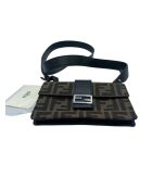 Zwart/Donkerbruine schoudertas met klep - 16,5x10,5x1,5 cm - Zeer goede staat