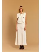 Cremefarbener Rock mit Blütenblättern