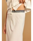 Cremefarbener Rock mit Blütenblättern