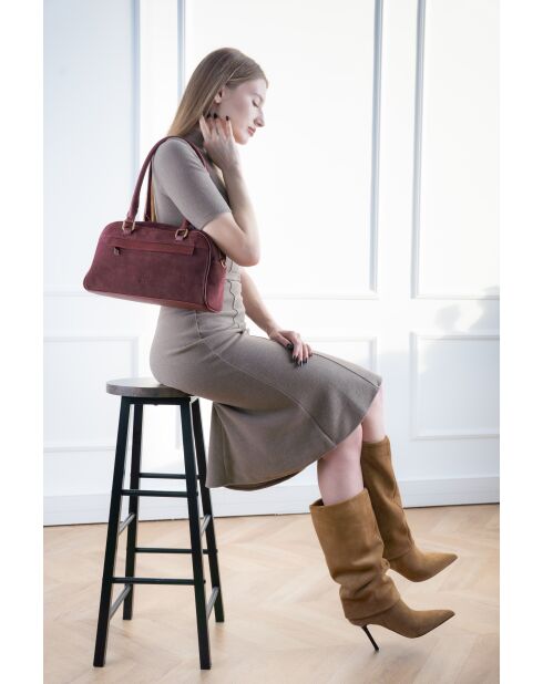 Bolso de hombro Drew Bordeaux de piel aterciopelada, 28 x 19 x 9 cm