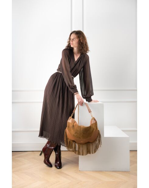 Kael Schultertasche aus Samt mit kamelfarbenen Fransen - 28x44x2 cm