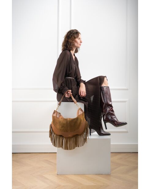 Kael Schultertasche aus Samt mit kamelfarbenen Fransen - 28x44x2 cm